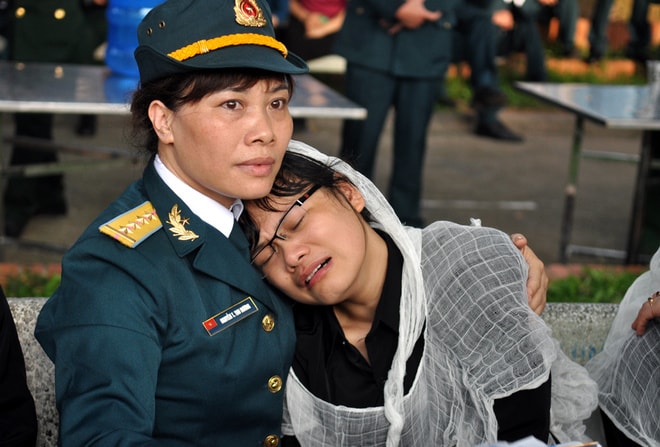 Các nữ quân nhân đã liên tục túc trực và động viên những người thân của các chiến sĩ.