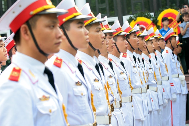 Đội tiêu binh trang nghiêm trong buổi lễ truy điệu.