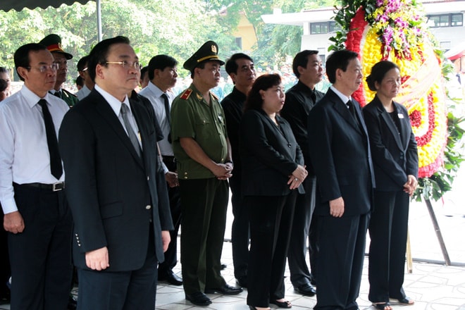 Lãnh đạo Đảng và Chính phủ cùng các đơn vị gửi vòng hoa và tham gia lễ viếng.