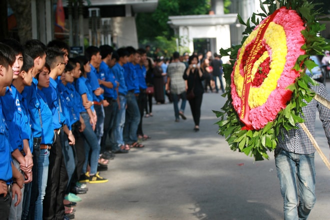 Thanh niên tình nguyện xếp hàng kéo dài để giữ an ninh trật tự.