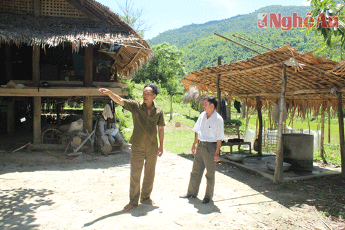 Ông Lộc Văn Hạnh (người chỉ tay), một trong những hộ đang bám trụ tại Thung Chanh nhiều năm mong chờ dự án thực hiện