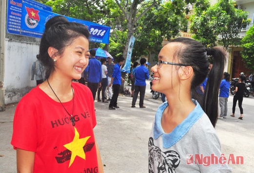 Niềm vui của thí sinh tại điểm thi Trường THCS Trường Thi.