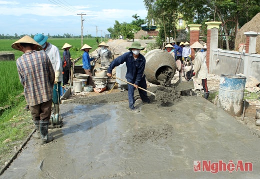 Người dân xóm Đa Cảnh đổ bê tông đường làng.