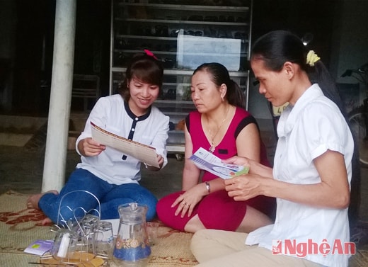 Chuyên trách dân số  Lê Thị Hồng Ái (ngoài cùng bên trái) tuyên truyền chính sách dân số.