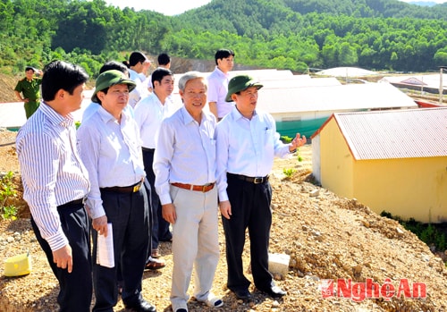 Đồng chí Hồ Đức Phớc thăm Công ty Đại Thành Lộc ở xã Nam Hưng