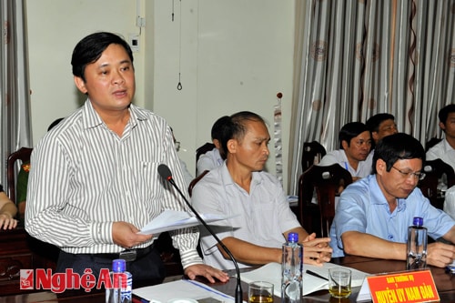 Bí thư huyện ủy Nam Đàn báo cáo tình hình kinh tế, VHXH của huyện