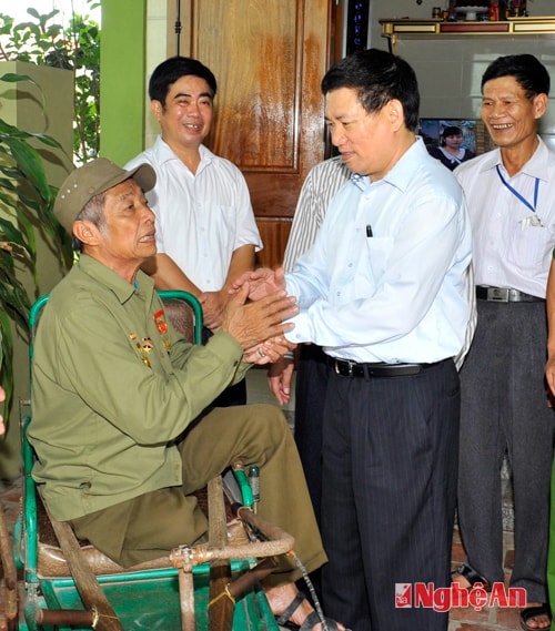 Thăm hỏi thương binh