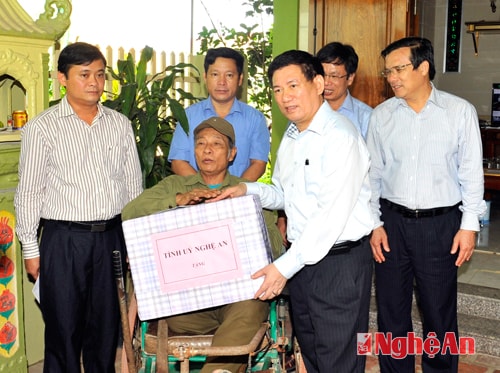 Tặng quà cho thương binh
