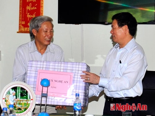 Tặng quà cho cán bộ, công nhân Công ty Đại Thành Lộc