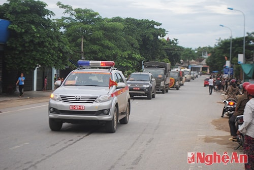 Đúng 17 giờ 45 phút, xe tang lễ chính thức đưa linh cữu Trung úy chuyên nghiệp Nguyễn Công Hợi về quê mẹ