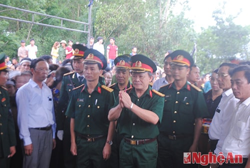 Đoàn đại biểu Bộ Chỉ huy Quân sự tỉnh thắp hương phúng viếng  Trung úy chuyên nghiệp Nguyễn Công Hợi