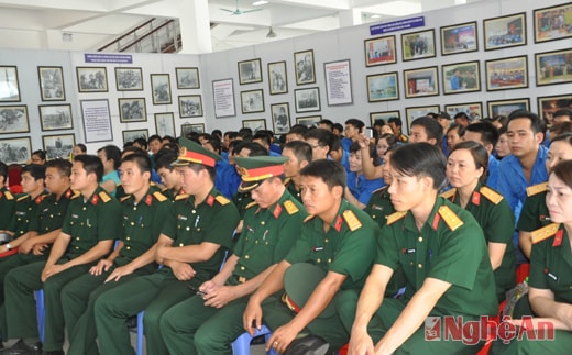 Đông đảo cán bộ, chiến sỹ và ĐVTN đến tham dự buổi khai mạc.