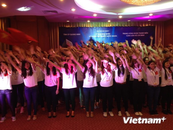 Các thanh niên Việt kiều tham gia trại hè.