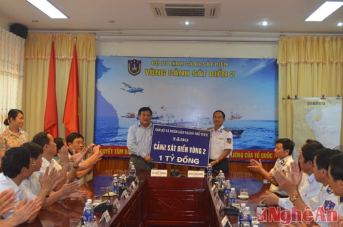 Lãnh đạo thành phố Vinh trao tặng số tiền 1 tỷ đồng cho lực lượng Cảnh sát biển vùng 2