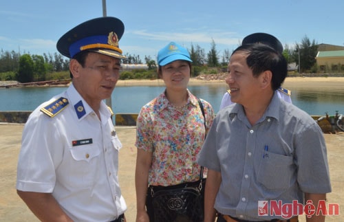 Lãnh đạo Mặt trận tổ quốc thành phố Vinh thăm hỏi các cán bộ, chiến sĩ vừa trở về từ vùng biển Hoàng Sa.