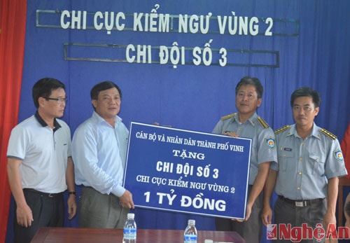 Trao tặng số tiền 1 tỷ đồng của nhân dân thành phố Vinh cho lực lượng kiểm ngư.
