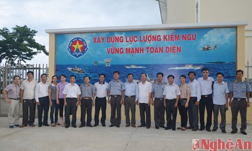 Đoàn công tác chụp ảnh lưu niệm cùng các cán bộ, kiểm ngư viên.
