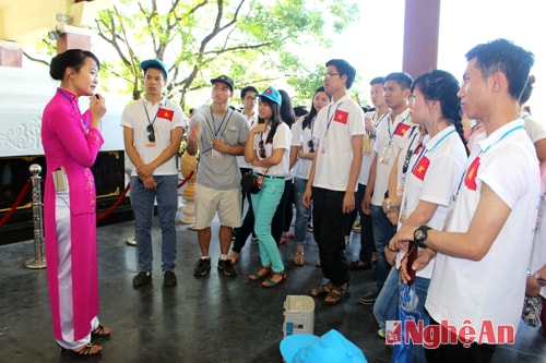 Nghe thuyết minh về Thân mẫu của Bác Hồ.