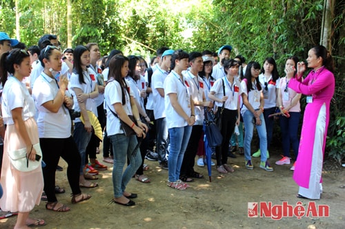 Nghe thuyết minh về thân thế sự nghiệp Chủ tịch Hồ Chí Minh.