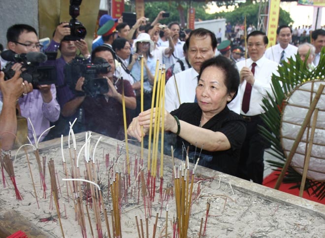 Phó Chủ tịch nước Nguyễn Thị Doan dâng hương tại Nghĩa trang liệt sỹ Quốc gia Đường 9. Ảnh: TTXVN