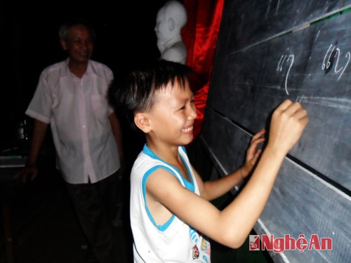 Học viên viết chữ Xư Thanh tại lớp học ở Con Cuông, năm 2011.