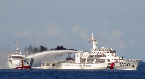 Tàu TQ phun vòi rồng vào tàu VN. Ảnh: Cảnh sát biển VN