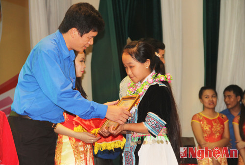 Đồng chí Nguyễn Đình Hùng - Bí thư tỉnh đoàn trao học bổng cho các em học sinh là người dân tộc thiểu số