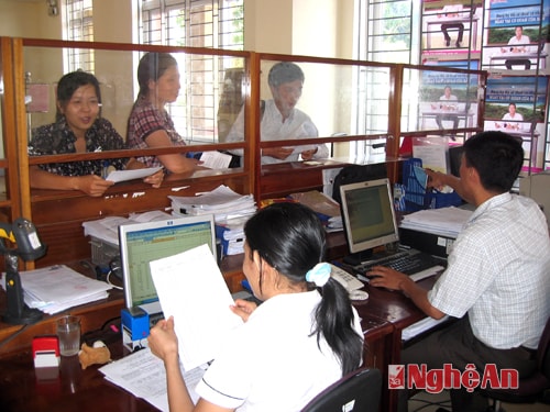 Tiếp nhận và giải quyết các yêu cầu của người dân và doanh nghiệp tại Cục Thuế Nghệ An.  Ảnh: Mai Hoa
