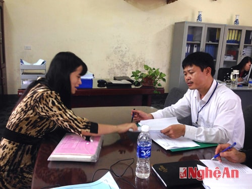 Cán bộ Chi cục thuế TP. Vinh làm việc với Công ty TNHH Tiến Lực về nợ đọng thuế.