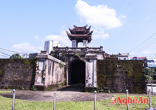 Cửa Tả Thành cổ Vinh trên đường Đào Tấn