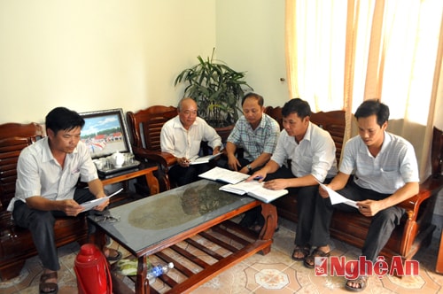 Đội ngũ cán bộ, công chức xã Thanh Liên hội ý giải quyết công việc  tại địa phương.