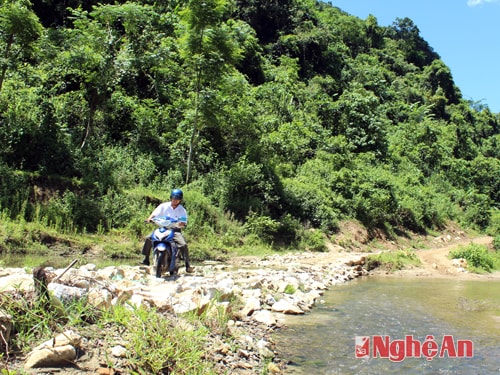 Đập tràn qua Khe Trằng và đường vào Thung Chanh bị hư hỏng nặng nề.