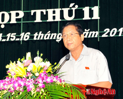 Đồng chí Phạm Văn Tấn báo cáo kết quả kỳ họp