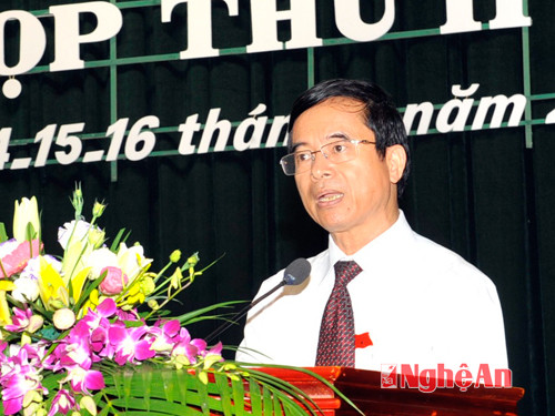 Đồng chí Nguyễn Hữu Lậm báo cáo kết quả thẩm tra các tờ trình.