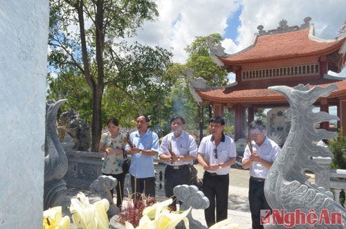 Dâng hương tại đài tưởng niệm khu vực an nghĩ của các liệt sĩ tỉnh Nghệ An - Hà Tĩnh.