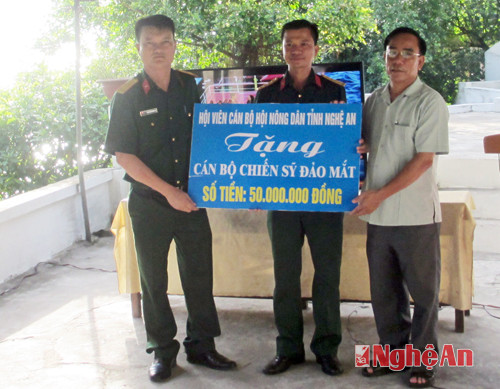 Đồng chí Trần Văn Hường – Phó chủ tịch Thường thực Hội Nông dân tỉnh tặng quà các cán bộ, chiến sỹ Đảo Mắt.