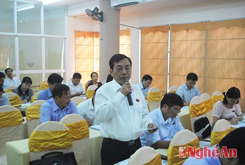 Đại biểu Nguyễn Văn Huy - Chủ tịch Ủy ban MTTQ tỉnh phát biểu thảo luận tại tổ. Ảnh: Thành Chung