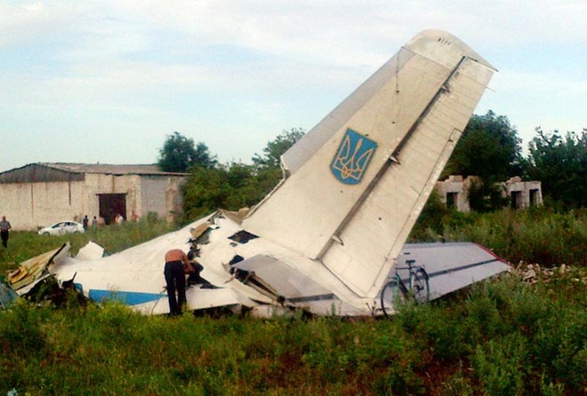 Mảnh vỡ của chiếc An-26 được nhìn thấy gần ngôi làng Davido-Nikolsk ở vùng Lugansk của Ukraine hôm 14/7 (Nguồn: AFP)