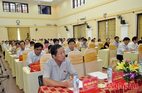 Các đại biểu tham gia kỳ họp
