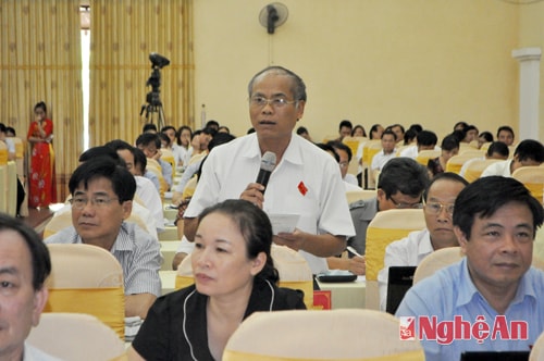 Đại biểu Trương Hồng Phúc (Đô Lương) chất vấn Cục trưởng Cục Thuế tỉnh
