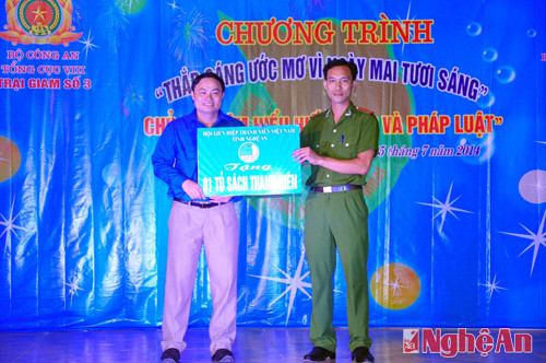 Anh Phạm Ngọc Cảnh, Phó bí thư Tỉnh đoàn - Chủ tịch Hội LHTN tỉnh cũng đã trao tặng Trại giam số 3 tủ sách thanh niên.