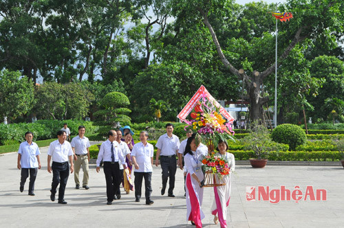 Đoàn công tác của Văn phòng TW Đảng dâng hoa tại Nhà tưởng niệm Bác Hồ
