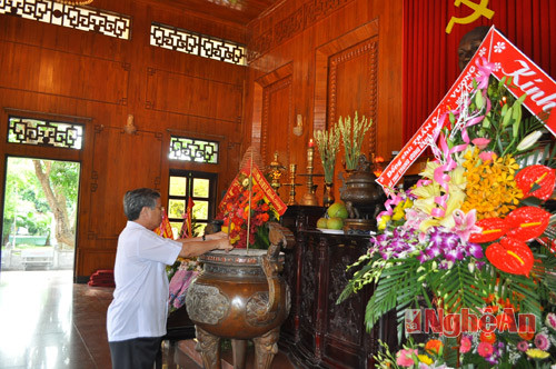 Đồng chí Trần Quốc Vượng thành kính dâng nén hương lên bàn thờ Bác 