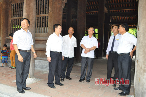 Đồng chí Trần Quốc Vượng cùng các thành viên thăm Khu nhà lưu niệm Bác Hồ tại Kim Liên