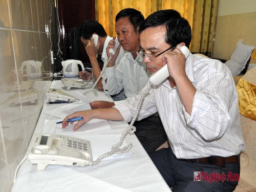 Bộ phận trực đường dây nóng tại kỳ họp đang tiếp nhận ý kiến của cử tri gửi đến kỳ họp