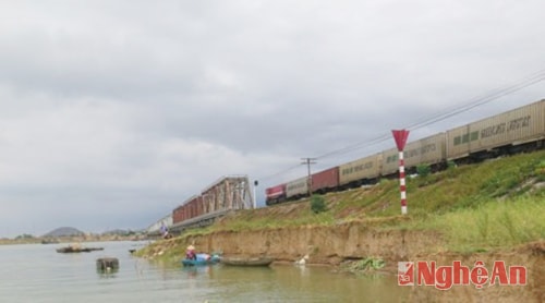 Sạt lở nghiêm trọng ở tuyến đường sắt Bắc -Nam đoạn qua huyện Nam Đàn