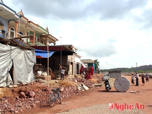 Nhiều đoạn trên Quốc lộ 1A thi công, nâng cấp chậm làm ảnh hưởng đến cuộc sống người dân.Ảnh: Nguyên Sơn