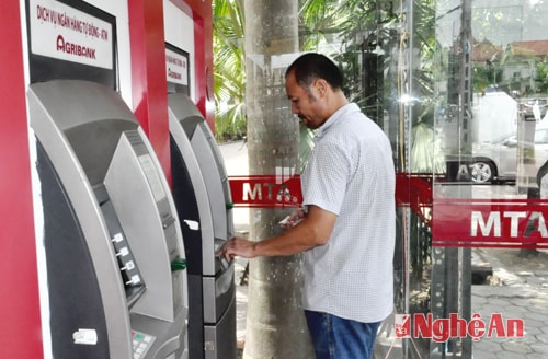 Khách hàng sử dụng giao dịch tự động ATM của Agribank Nghệ An.