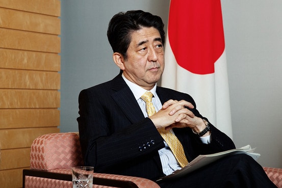 Thủ tướng Nhật Bản Shinzo Abe lắng nghe câu hỏi của phóng viên WSJ tại văn phòng 