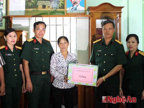 Đại tá Nguyễn Văn Trọng, Phó Chủ nhiệm Chính Trị Quân khu 4 tặng quà gia đình chị  Phan Thị Hương, Bộ Chi huy Quân sự tỉnh Nghệ An, vợ của anh hùng liệt sỹ Lê Văn Phượng, xã Thanh Liên, huyện Thanh Chương. 